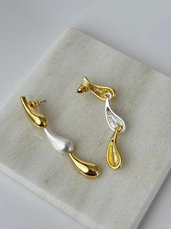 Beyaz ve Altın Renkli İnce Damla Şekilli Küpe