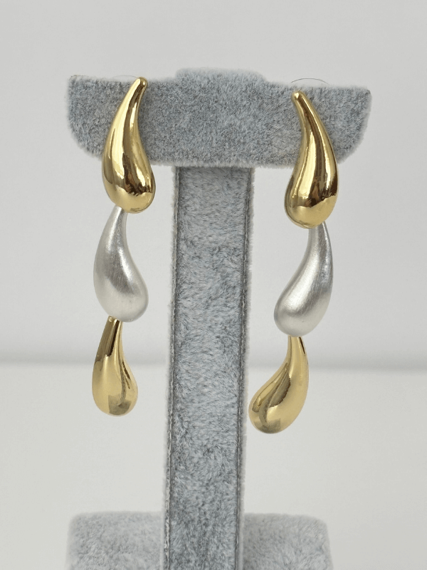 Beyaz ve Altın Renkli İnce Damla Şekilli Küpe