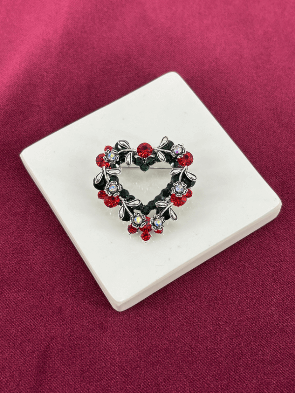 Kırmızı ve Parlak Yeşil Taşlı Kalp Figürlü Silver Broş