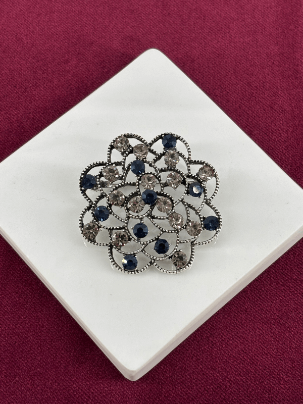 Gri ve Siyah Parlak Taşlı Çiçek Figürlü Silver Broş