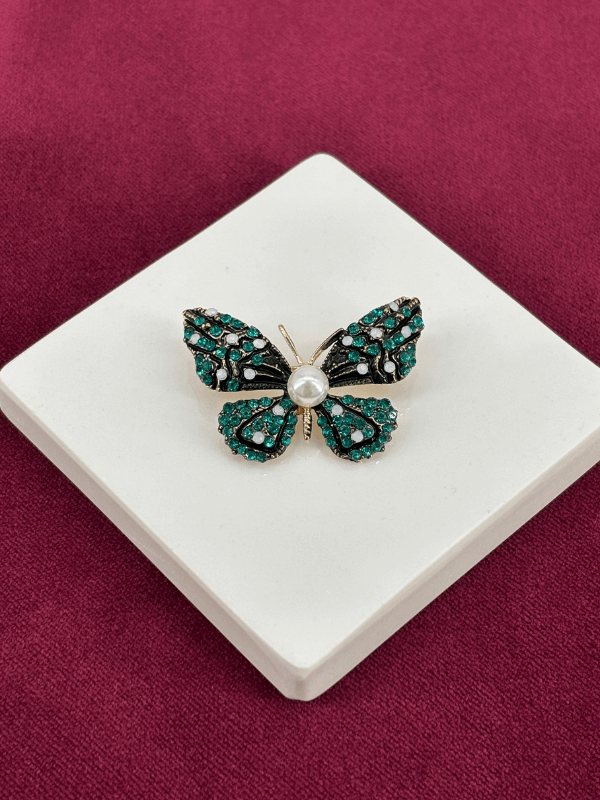 Yeşil ve Beyaz Parlak Taşlı Gold Çizgi Detaylı Kelebek Figürlü Broş
