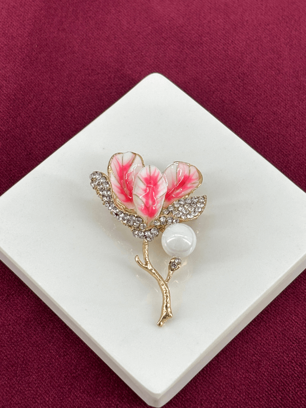 Pembe Yapraklı Gümüş Taşlı İnci Detaylı Gold Broş