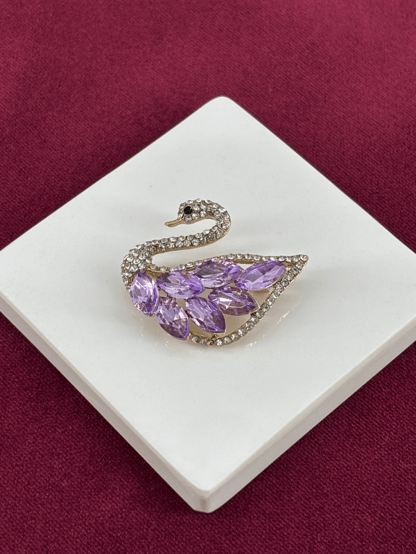 Parlak Mor Taşlı ve Gümüş Renk Detaylı Kuğu Figürlü Gold Broş