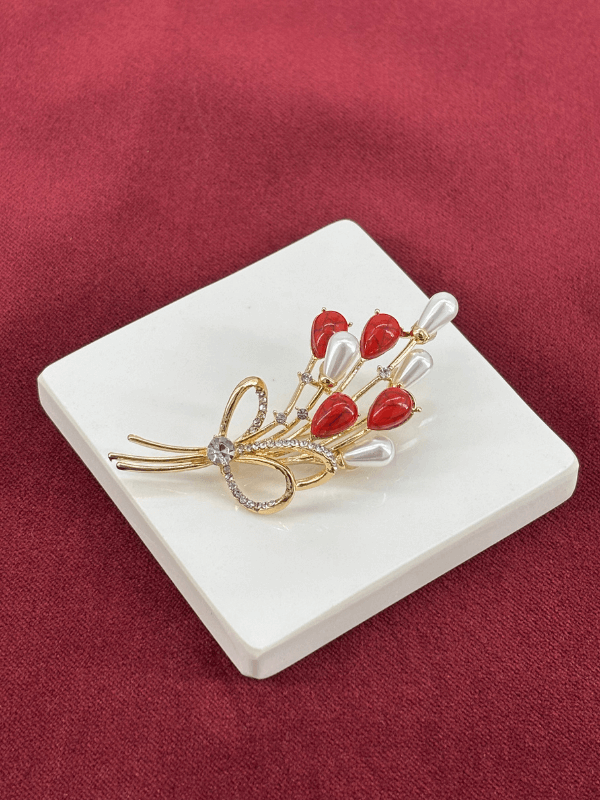 Kırmızı ve Beyaz Çiçekli Gümüş Taşlı Gold Broş