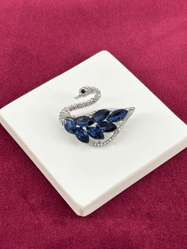 Parlak Lacivert Taşlı ve Gümüş Renk Detaylı Kuğu Figürlü Silver Broş