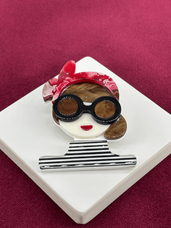 Gözlük ve Taç Detaylı Kadın Figürlü Akrilik Broş