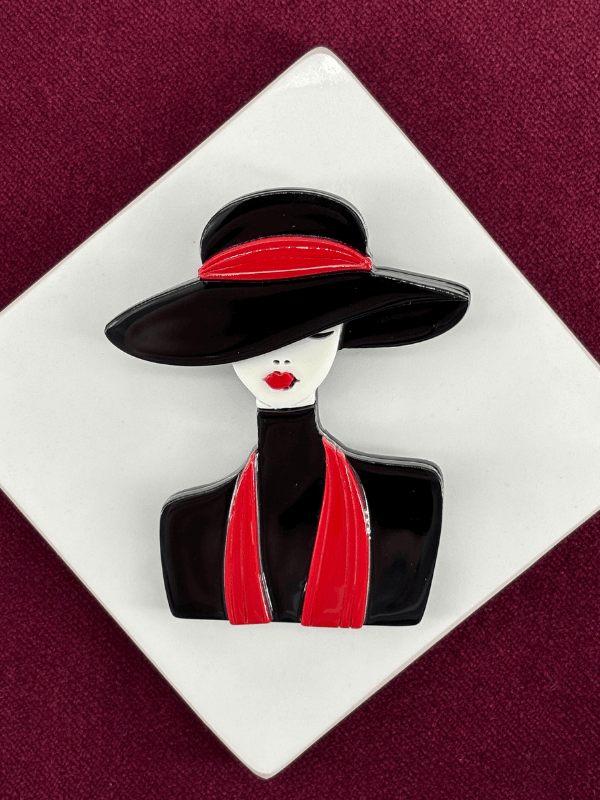 Kırmızı ve Siyah Şapka Detaylı Kadın Figürlü Akrilik Broş