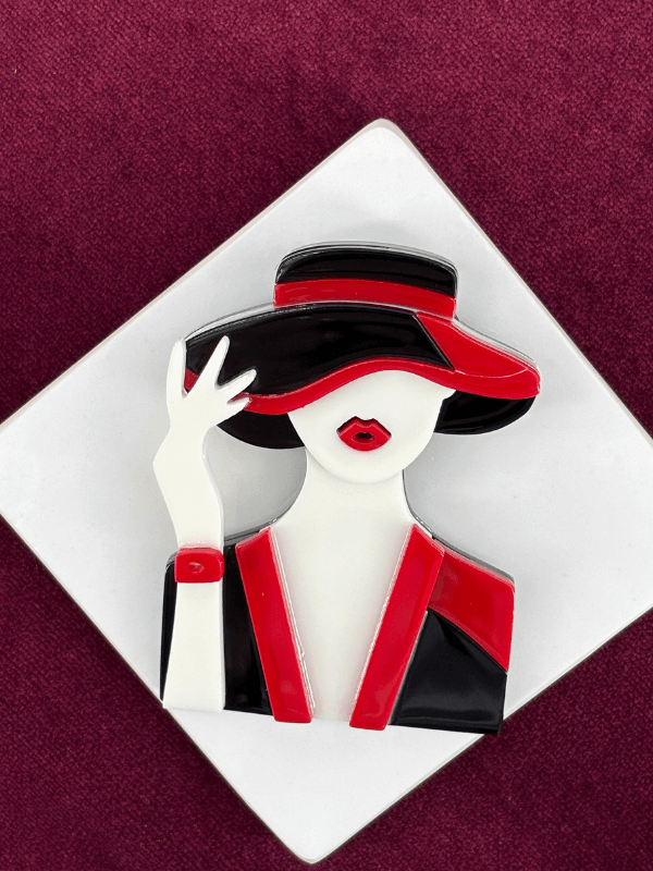 Kırmızı ve Siyah Şapka Figürlü El Detaylı Kadın Akrilik Broş