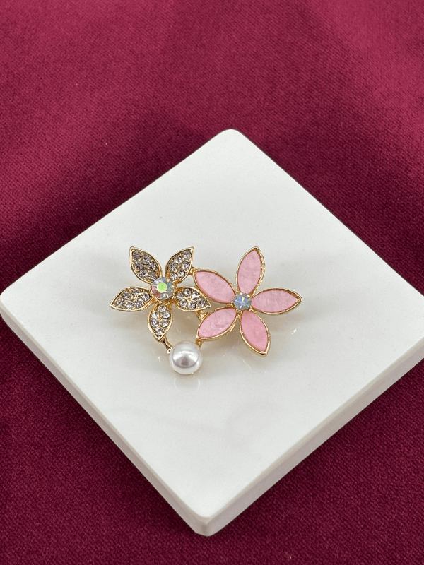 Pembe Renkli Gümüş Taşlı İnci Detaylı Çiçekli Gold Broş