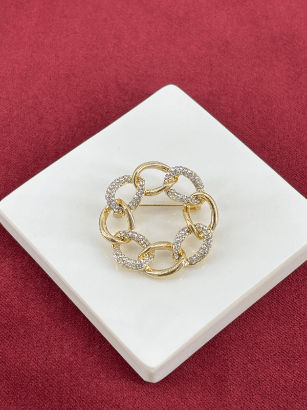 Gümüş Taşlı ve Gold Detaylı İç İçe Geçmiş Halka Figürlü Gold Broş