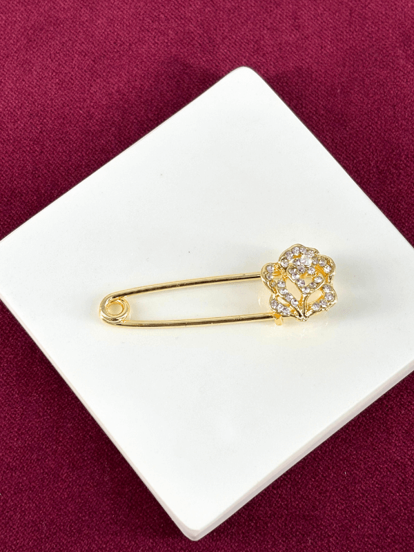 Gümüş Parlak Taşlı Çiçekli Çengelli İgne Gold Broş
