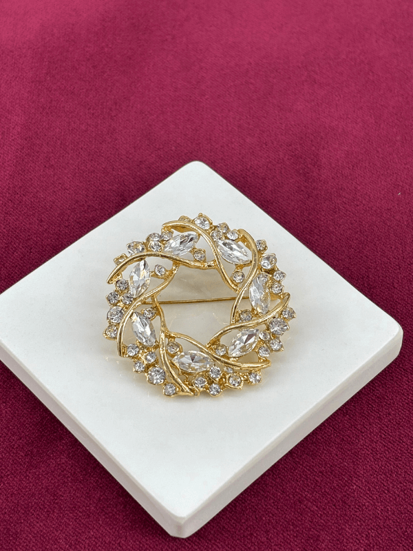 Gümüş Parlak Taşlı ve Altın Detaylı Çelenk Figürlü Gold Broş