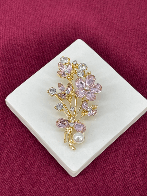 Pembe ve Gümüş Parlak Taşlı Çiçekli ve İnci Detaylı Gold Broş