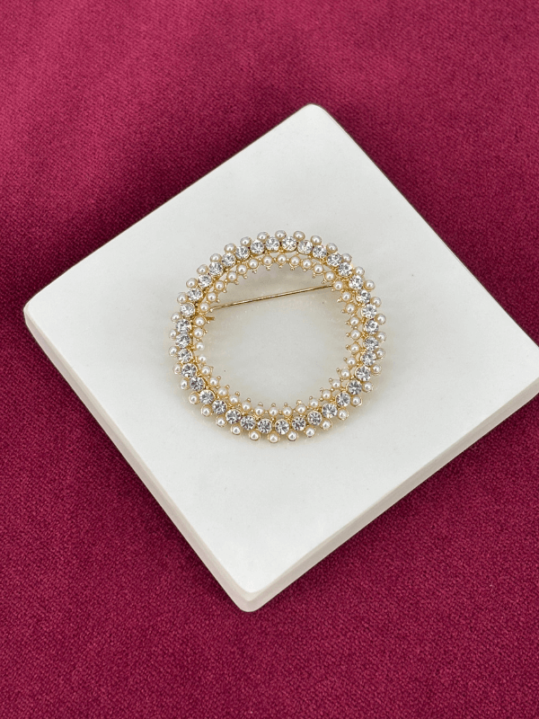 Küçük İnci ve Gümüş Taşlı Çember Şekilli Gold Broş