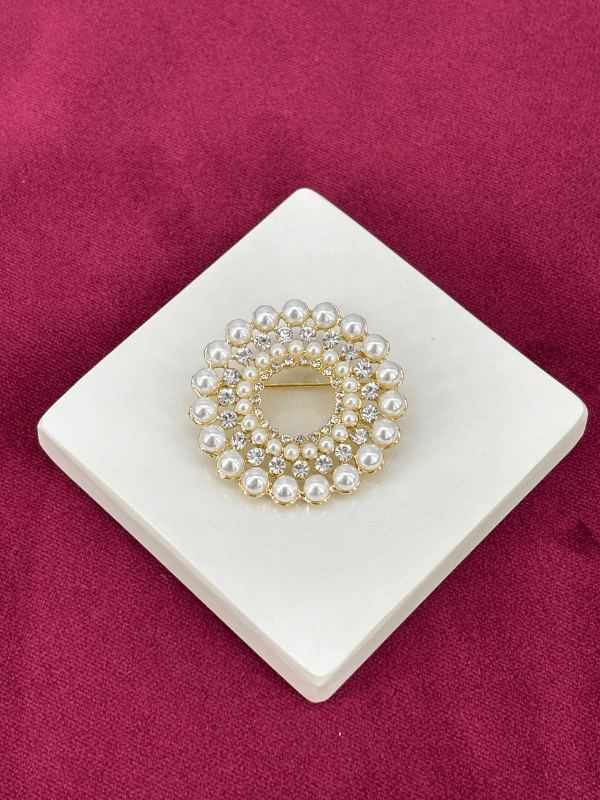 Çift Sıra İnci ve Gümüş Taş Detaylı Çember Şekilli Gold Broş
