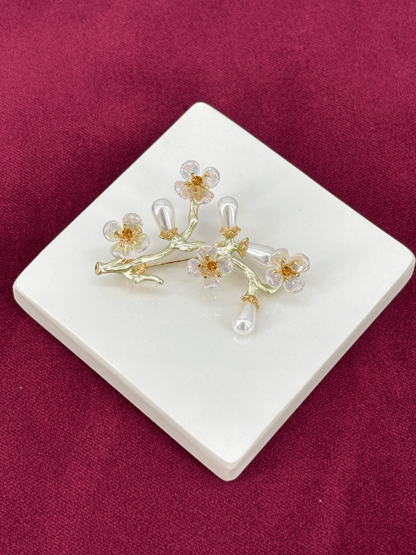 Beyaz Sedef Yapraklı ve İnci Detaylı Çiçek Figürlü Gold Broş