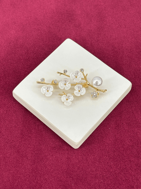 Beyaz Sedef Yansımalı ve İnci Detaylı Sakura Çiçekli Gold Broş