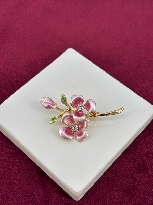 Pembe ve Yeşil Yapraklı Taşlı Çiçekli Gold Broş
