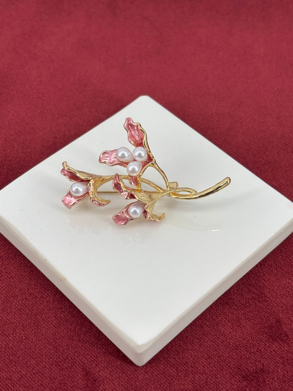 Pembe Yapraklı İnci Detaylı Gold Broş