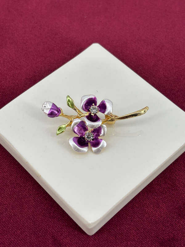 Mor,Yeşil ve Beyaz Yapraklı  Taşlı Çiçekli Gold Broş