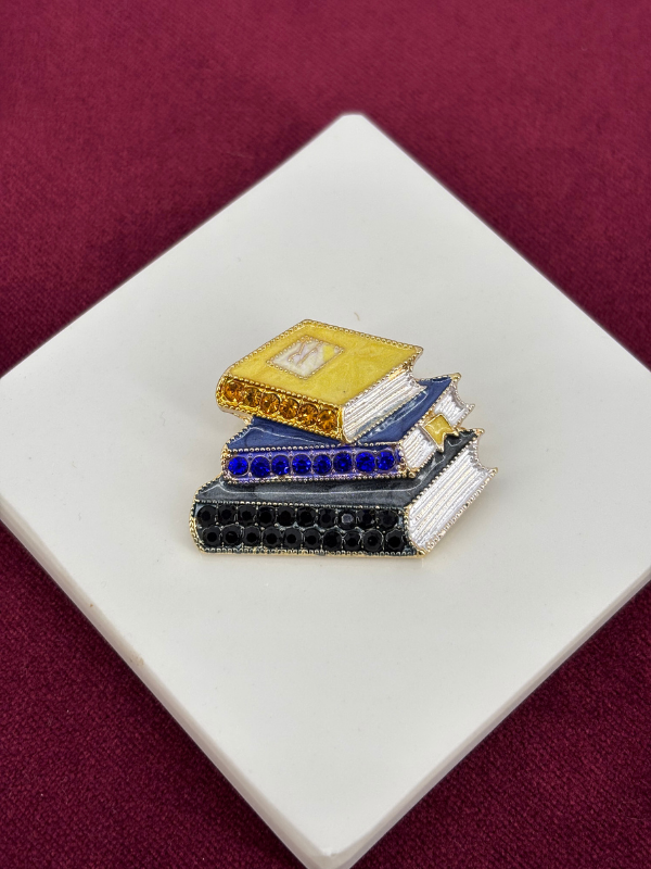Siyah,Lacivert ve Sarı Parlak Taşlı Altın Detaylı Kitap Figürlü Gold Broş