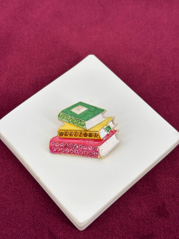 Pembe,Sarı ve Yeşil Parlak Taşlı Altın Detaylı Kitap Figürlü Gold Broş