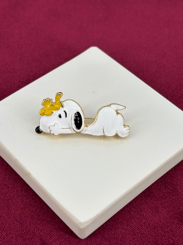 Uzanan Snoppy Figürlü Gold Broş