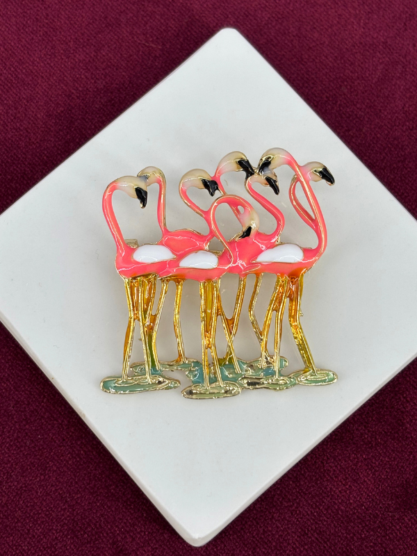 Pembe Renkli Mavi Detaylı Flamingo Figürlü Gold Broş