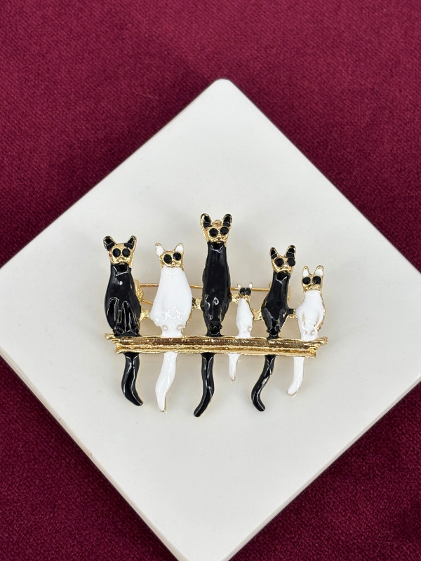 Siyah ve Beyaz Renkli Altı Kedi Figürlü Gold Broş