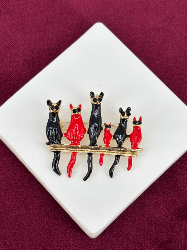 Kırmızı ve Siyah Renkli Altı Kedi Figürlü Gold Broş