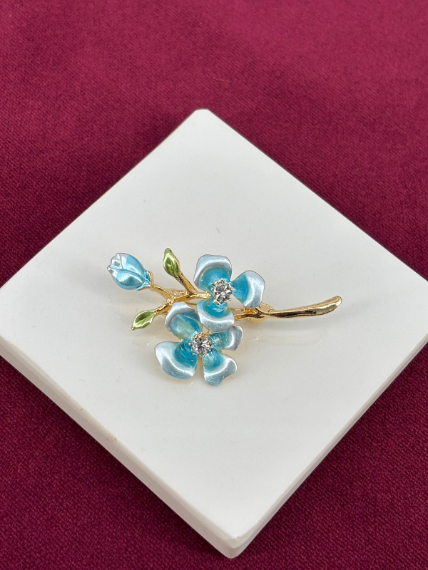 Mavi ve Yeşil Yapraklı Taşlı Çiçekli Gold Broş