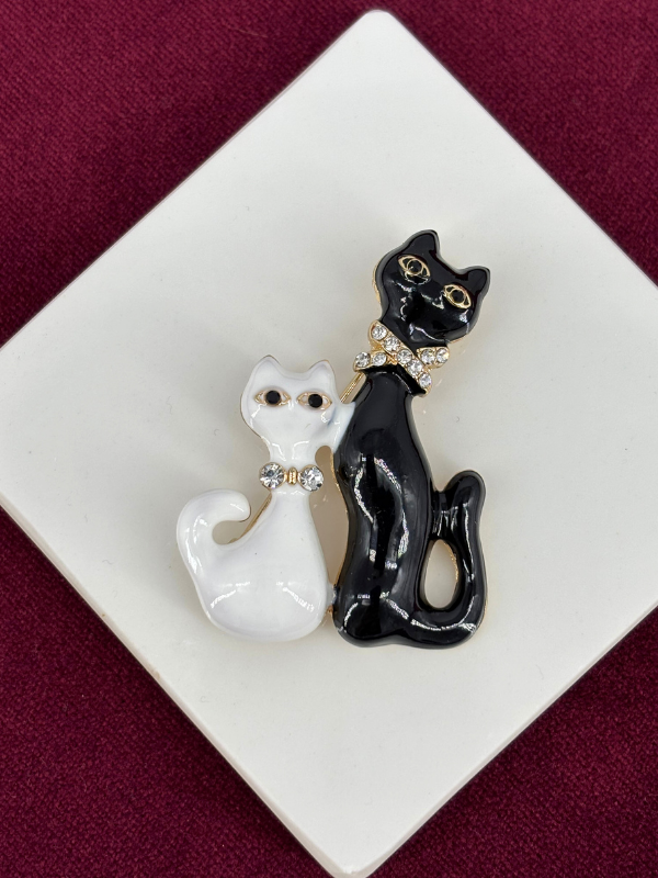 Siyah ve Beyaz Renkli Taşlı İki Kedi Figürlü Gold Broş