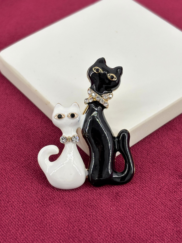 Siyah ve Beyaz Renkli Taşlı İki Kedi Figürlü Gold Broş