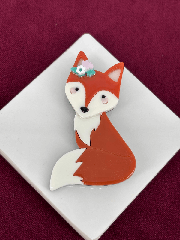 Tilki Figürlü Çiçek Detaylı Akrilik Broş