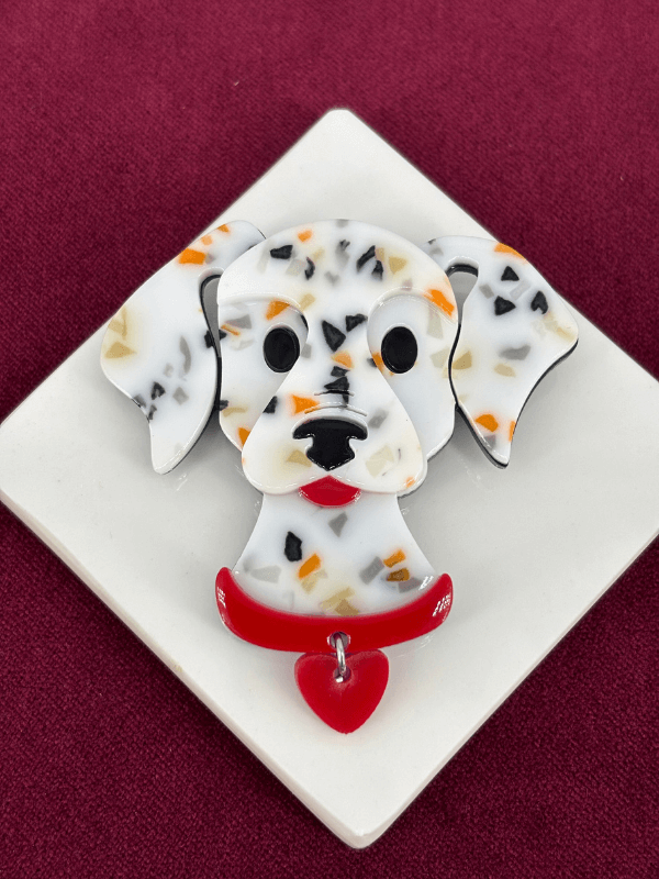 Dalmaçyalı Köpek Figürlü Kırmızı Kalp Tasmalı Akrilik Broş