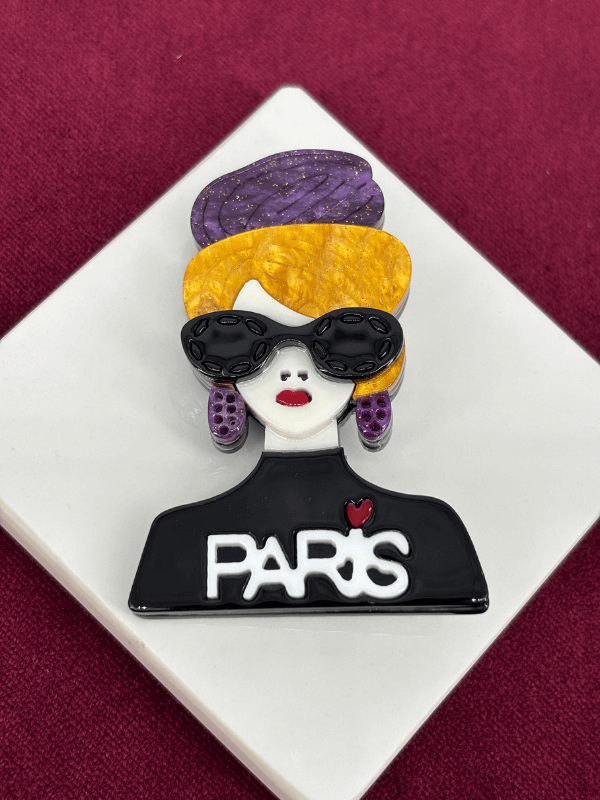 Sarı ve Mor Renkli Kadın Figürlü Paris Yazılı Akrilik Broş