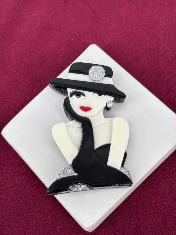 Siyah Beyaz ve Gümüş Renkli Parlak Taşlı Kadın Figürlü Akrilik Broş