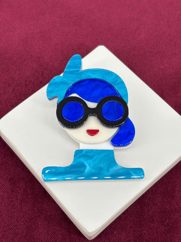 Mavi Tonlarında Siyah Gözlük Detaylı Kadın Figürlü Akrilik Broş