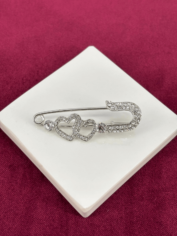 Çift Kalp Detaylı ve Parlak Taşlı Çengelli İğne Silver Broş