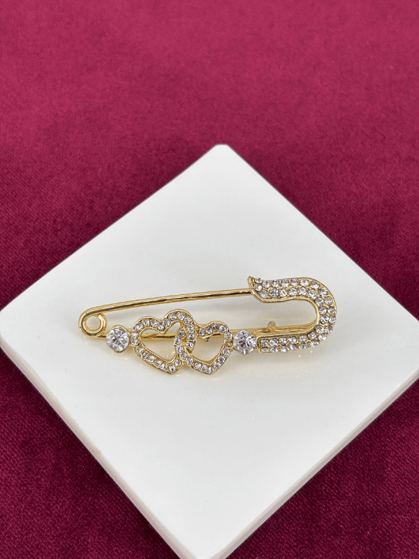 Çift Kalp Detaylı ve Parlak Taşlı Çengelli İğne Gold Broş