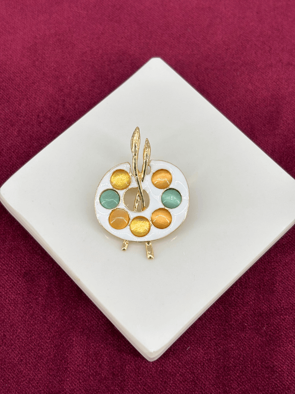 Sarı,Turuncu ve Yeşil Tonlu Beyaz Renkli Palet Figürlü Gold Broş