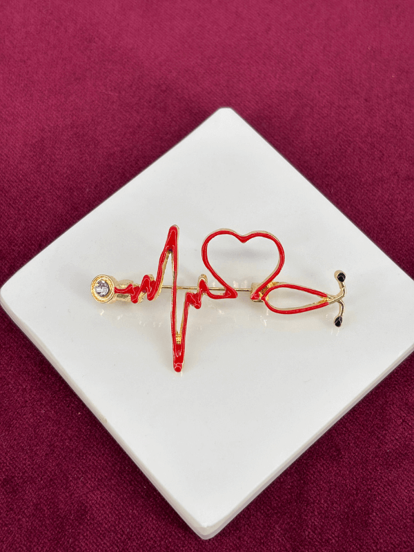 Kırmızı Renkli Kalp ve Kalp Atışı Şekilli Stetoskop Figürlü Gold Broş