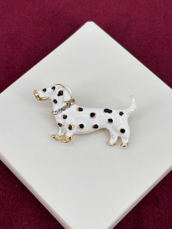 Beyaz Dalmaçyalı Köpek Figürlü Parlak Taş Tasmalı Gold Broş