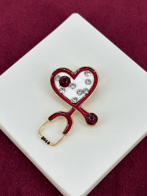 Kırmızı Renkli Gümüş Taşlı Kalp Şeklinde Stetoskop Figürlü Gold Broş