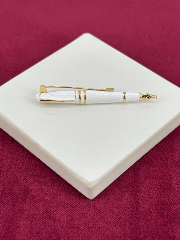 Beyaz Renkli Dolma Kalem Figürlü Gold Broş