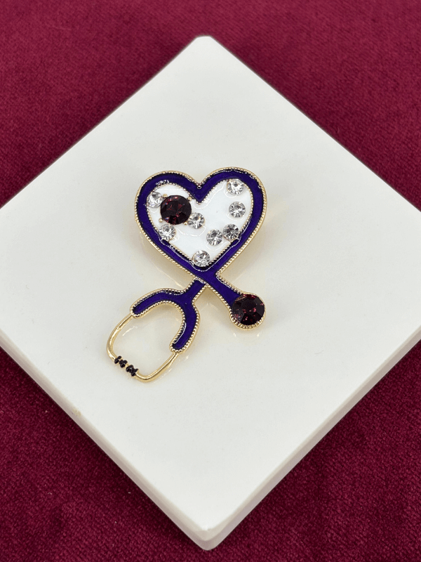 Lacivert Renkli Gümüş Taşlı Kalp Şeklinde Stetoskop Figürlü Gold Broş
