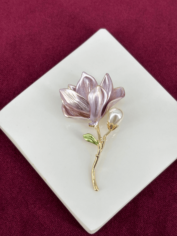 Mor ve Yeşil Sedef Yansımalı İncili Lotus Çiçeği Figürlü Gold Broş