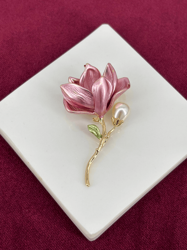 Pembe ve Yeşil Sedef Yansımalı İncili Lotus Çiçeği Figürlü Gold Broş