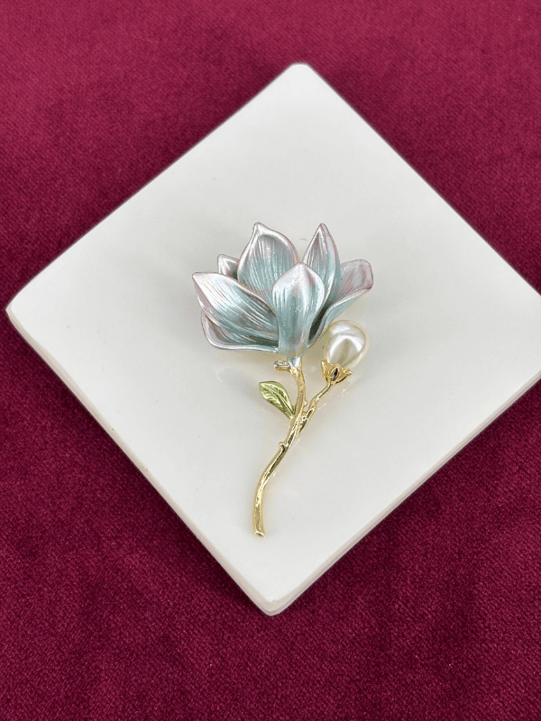 Mavi ve Yeşil Sedef Yansımalı İncili Lotus Çiçeği Figürlü Gold Broş