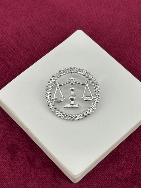 Çember Şekilli Adalet Terazisi Figürlü Silver Broş